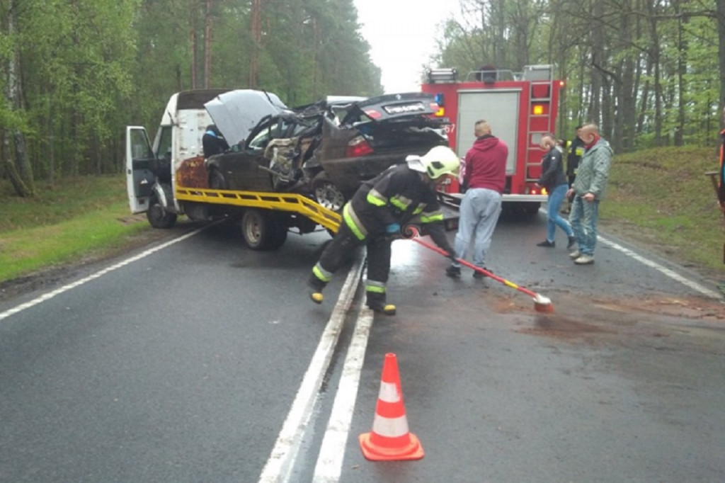 Wypadek na DK21. Kierowca BMW wypadł z zakrętu