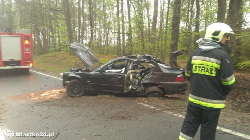 Wypadek na DK21. Kierowca BMW wypadł z zakrętu