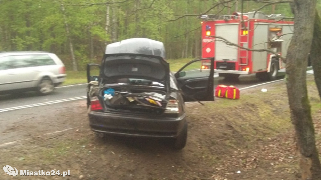 Wypadek na DK21. Kierowca BMW wypadł z zakrętu