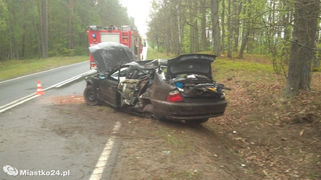 Wypadek na DK21. Kierowca BMW wypadł z zakrętu