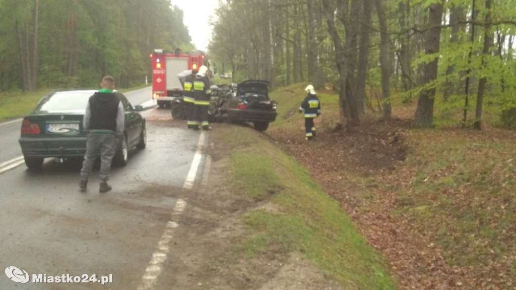 Wypadek na DK21. Kierowca BMW wypadł z zakrętu