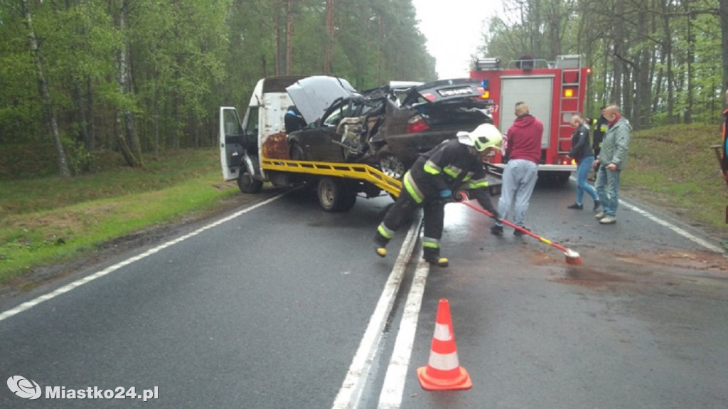 Wypadek na DK21. Kierowca BMW wypadł z zakrętu