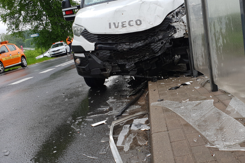 Rozpędzony bus wjechał w szklane ekrany drogowe