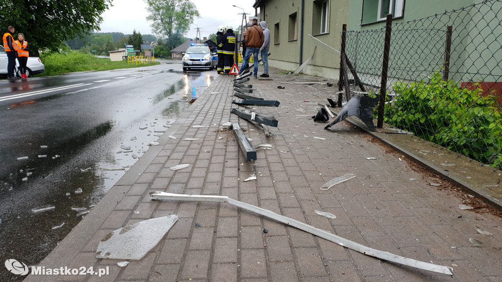 Rozpędzony bus wjechał w szklane ekrany drogowe