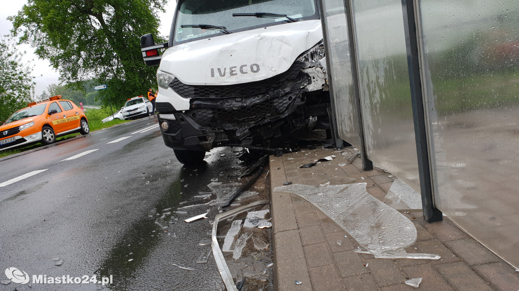 Rozpędzony bus wjechał w szklane ekrany drogowe