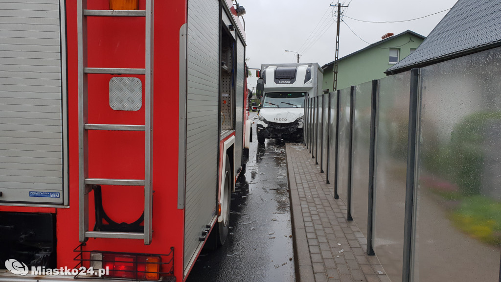 Rozpędzony bus wjechał w szklane ekrany drogowe