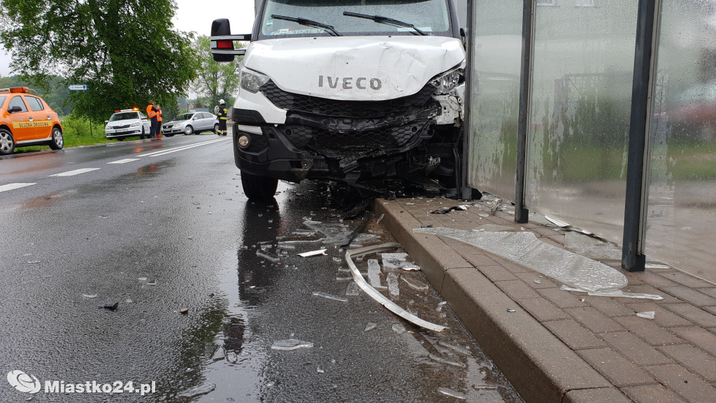 Rozpędzony bus wjechał w szklane ekrany drogowe