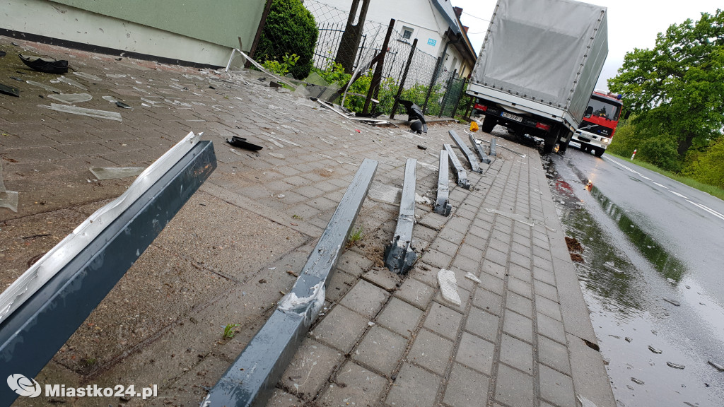 Rozpędzony bus wjechał w szklane ekrany drogowe
