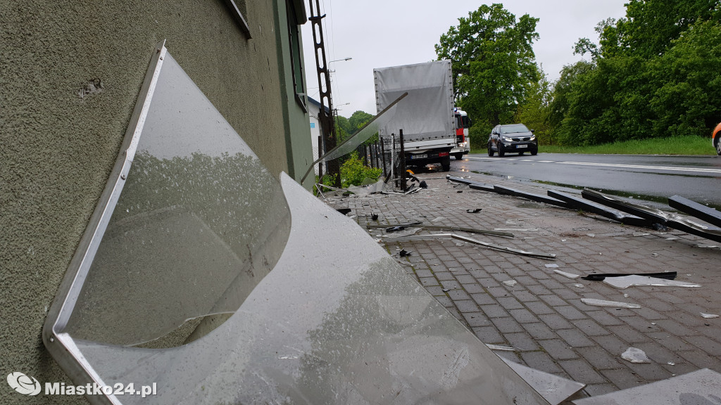 Rozpędzony bus wjechał w szklane ekrany drogowe