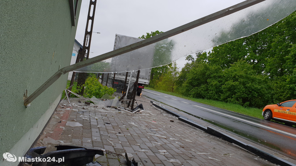 Rozpędzony bus wjechał w szklane ekrany drogowe