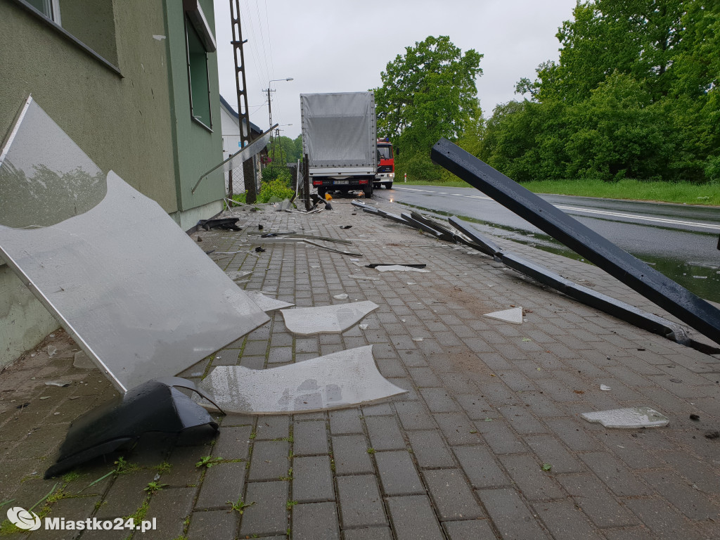 Rozpędzony bus wjechał w szklane ekrany drogowe