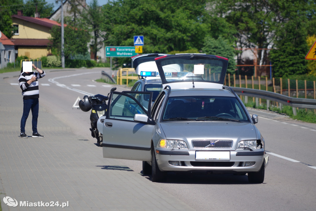 Zderzenie skutera z volvo. Wymusiła pierwszeństwo