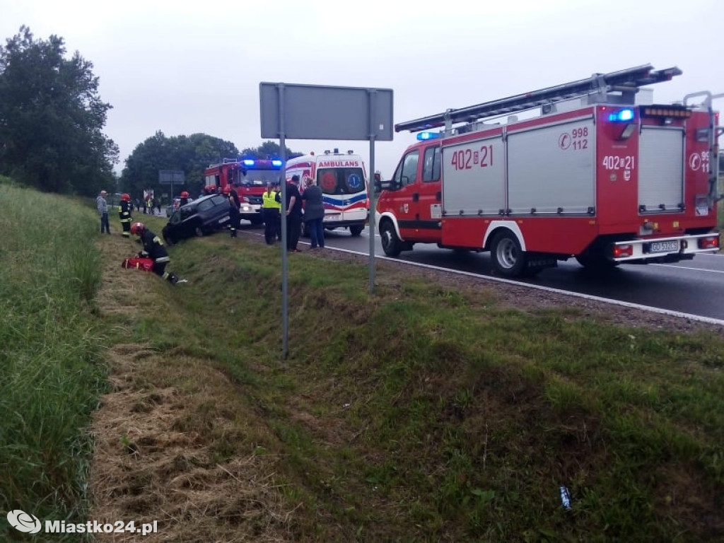 OSP w akcji. Płonąca szopa i fiat w rowie