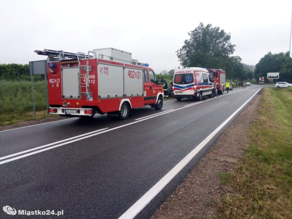 OSP w akcji. Płonąca szopa i fiat w rowie