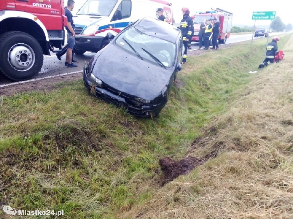 OSP w akcji. Płonąca szopa i fiat w rowie