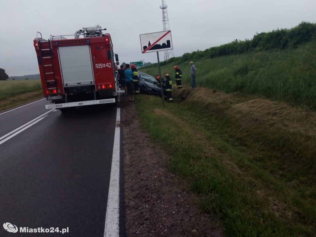 OSP w akcji. Płonąca szopa i fiat w rowie