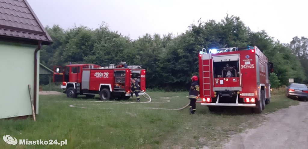 OSP w akcji. Płonąca szopa i fiat w rowie