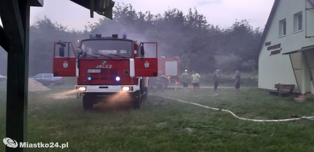 OSP w akcji. Płonąca szopa i fiat w rowie