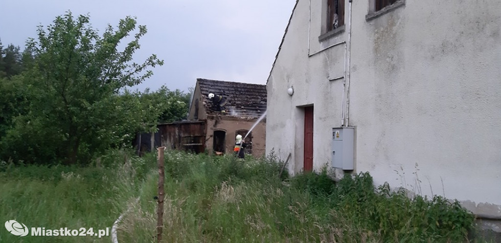 OSP w akcji. Płonąca szopa i fiat w rowie