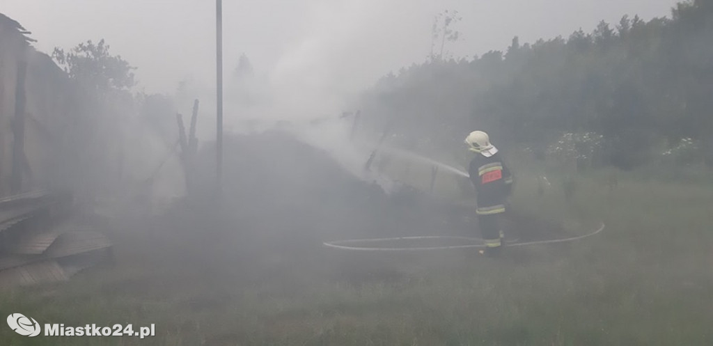 OSP w akcji. Płonąca szopa i fiat w rowie