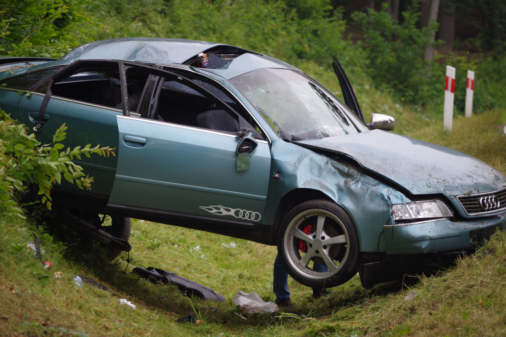 Dachowanie w Przęsinie. Kierowca audi wjechał do rowu