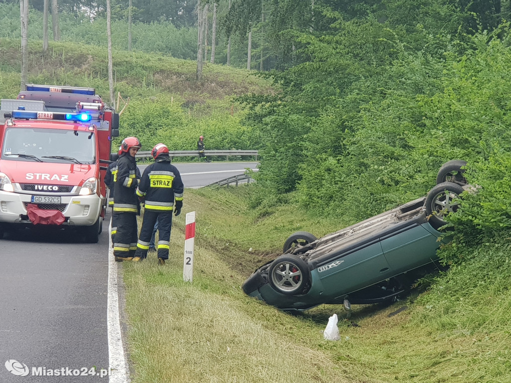 Dachowanie w Przęsinie. Kierowca audi wjechał do rowu