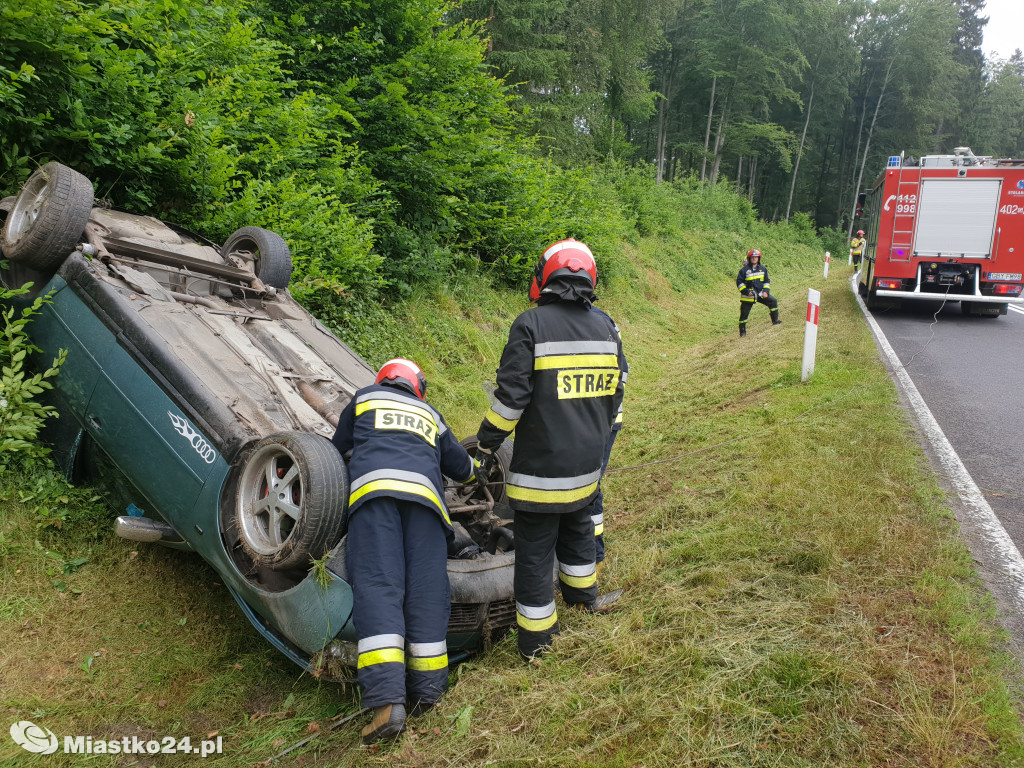 Dachowanie w Przęsinie. Kierowca audi wjechał do rowu