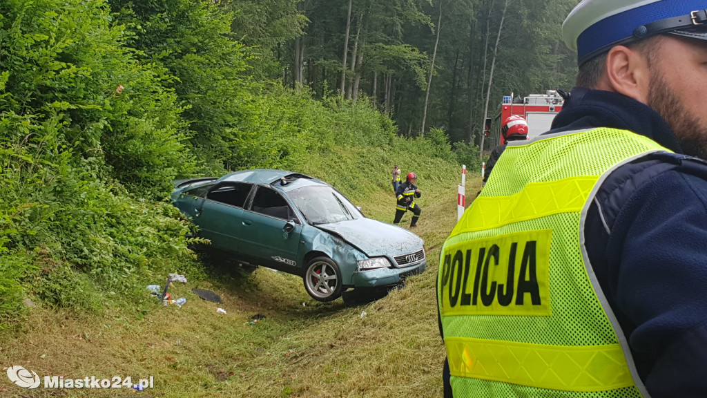 Dachowanie w Przęsinie. Kierowca audi wjechał do rowu