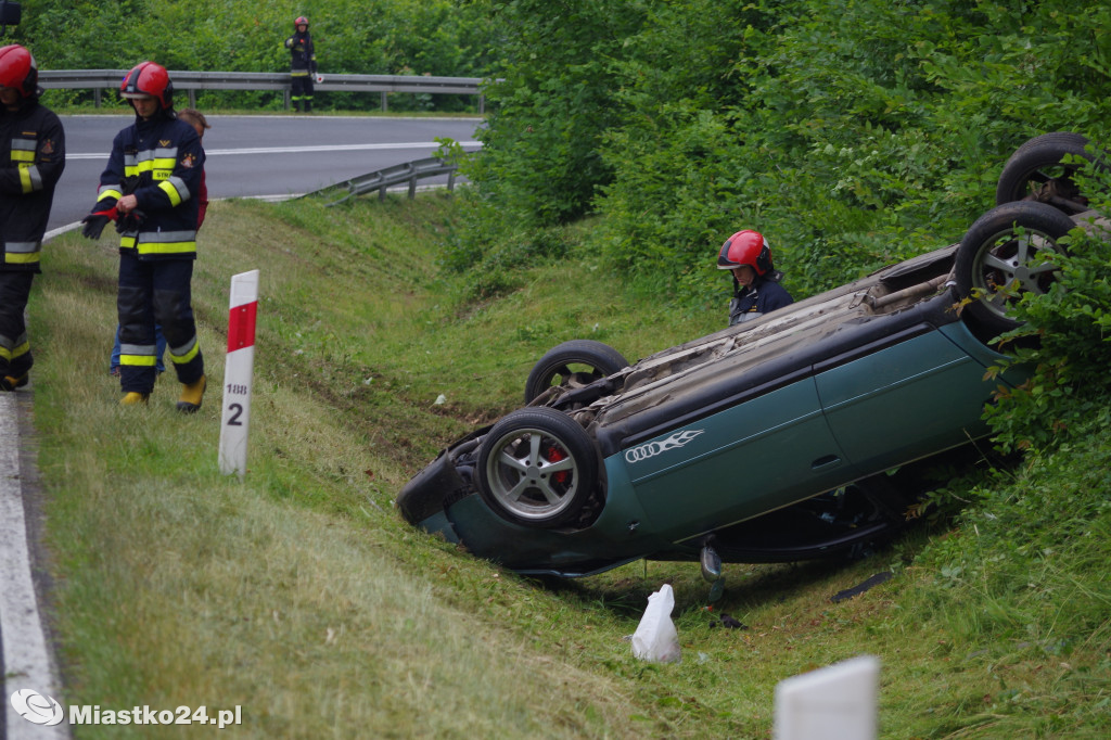 Dachowanie w Przęsinie. Kierowca audi wjechał do rowu