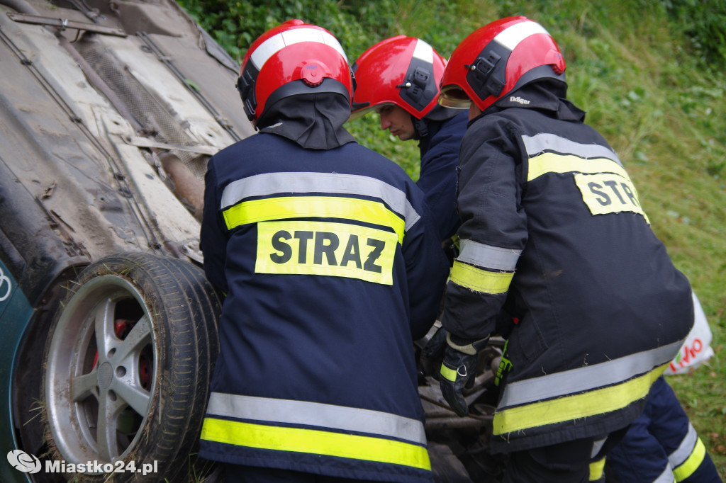 Dachowanie w Przęsinie. Kierowca audi wjechał do rowu