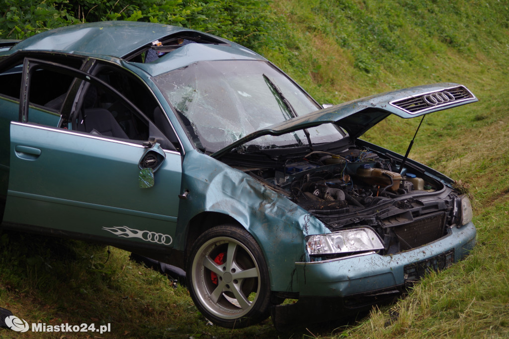 Dachowanie w Przęsinie. Kierowca audi wjechał do rowu