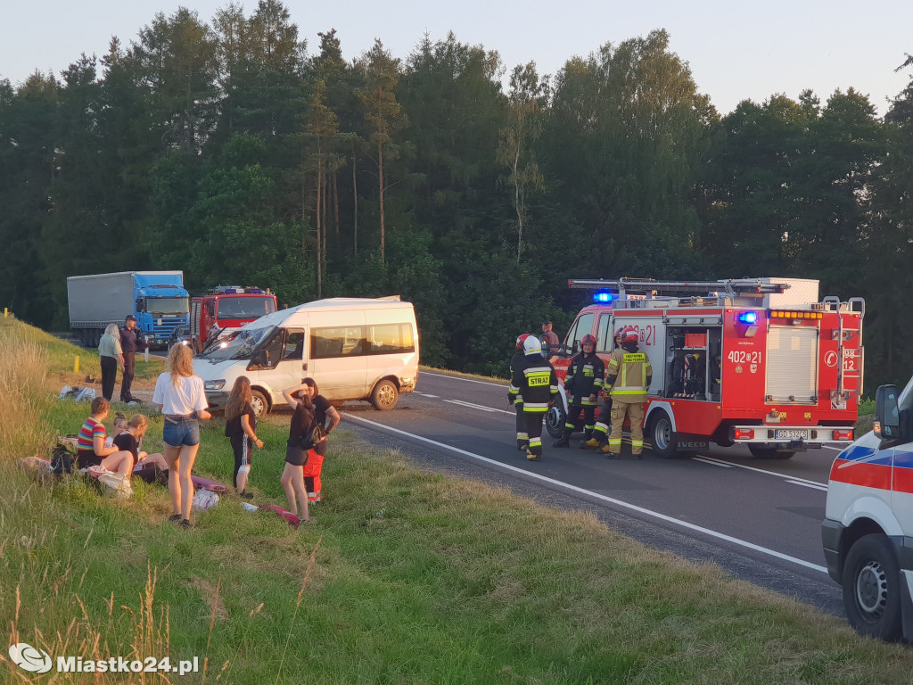 Wiózł młodzież i dachował w Wołczy Małej