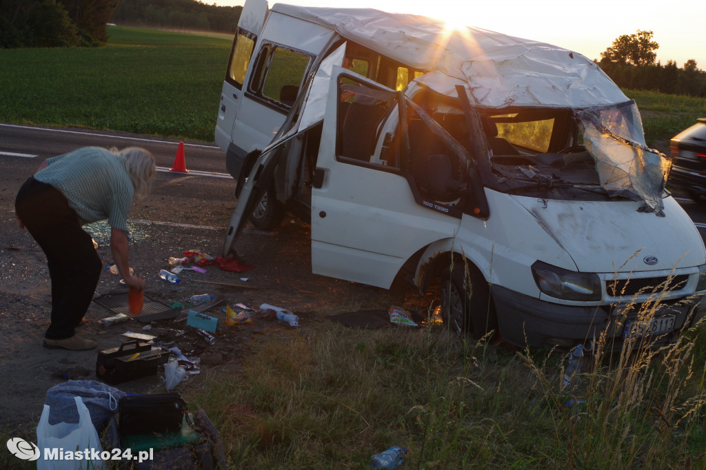Wiózł młodzież i dachował w Wołczy Małej