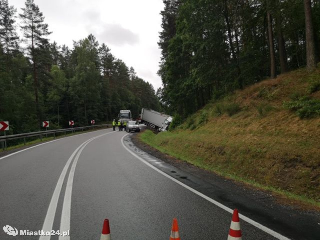KOLOS w rowie. Wypadek ciężarówki na DK21