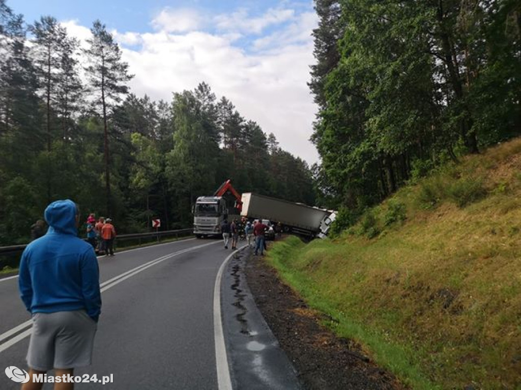 KOLOS w rowie. Wypadek ciężarówki na DK21