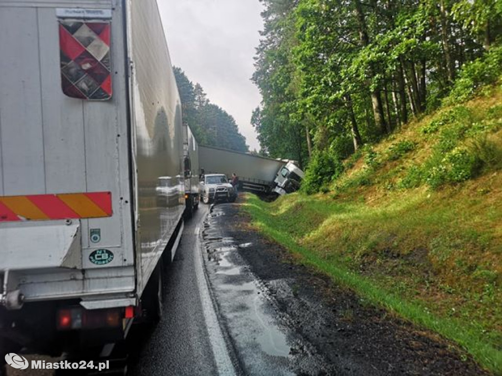 KOLOS w rowie. Wypadek ciężarówki na DK21