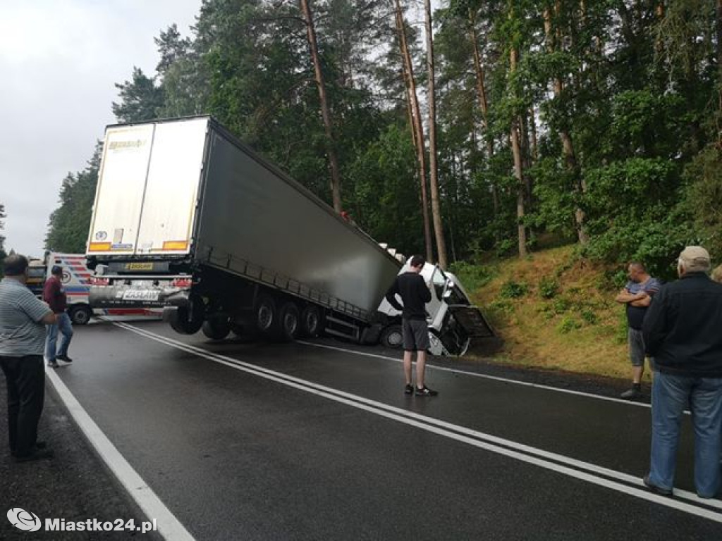 KOLOS w rowie. Wypadek ciężarówki na DK21