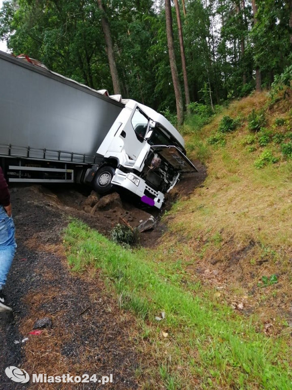 KOLOS w rowie. Wypadek ciężarówki na DK21