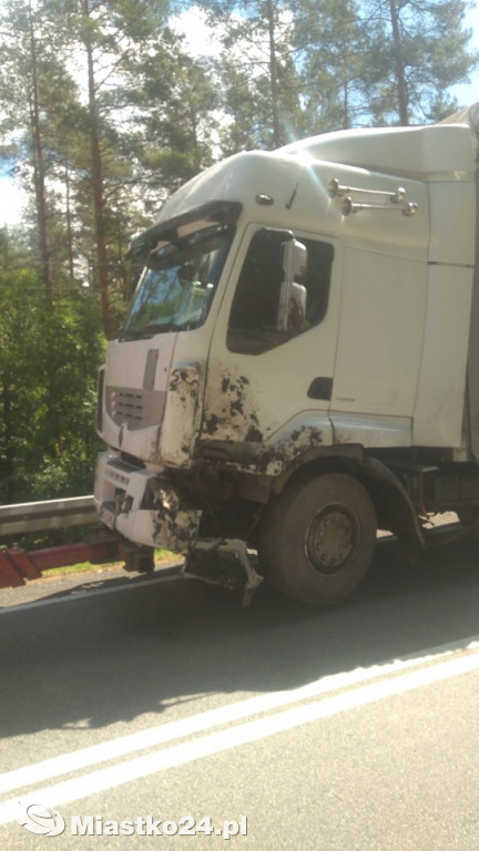 KOLOS w rowie. Wypadek ciężarówki na DK21