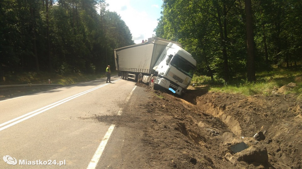 KOLOS w rowie. Wypadek ciężarówki na DK21