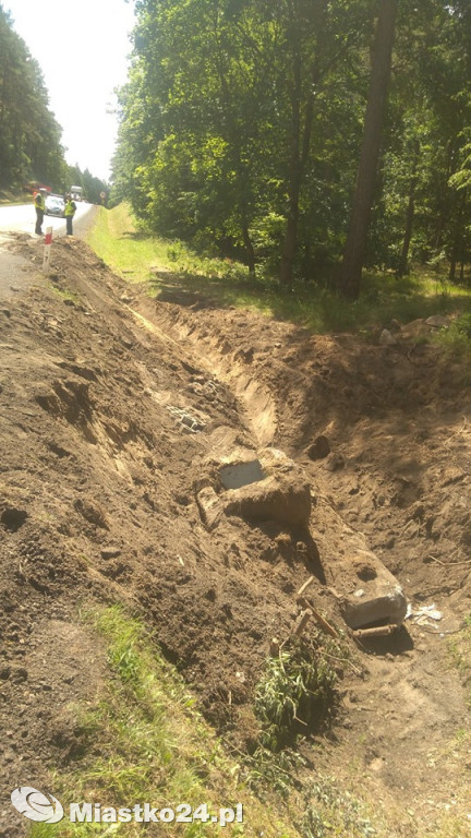 KOLOS w rowie. Wypadek ciężarówki na DK21