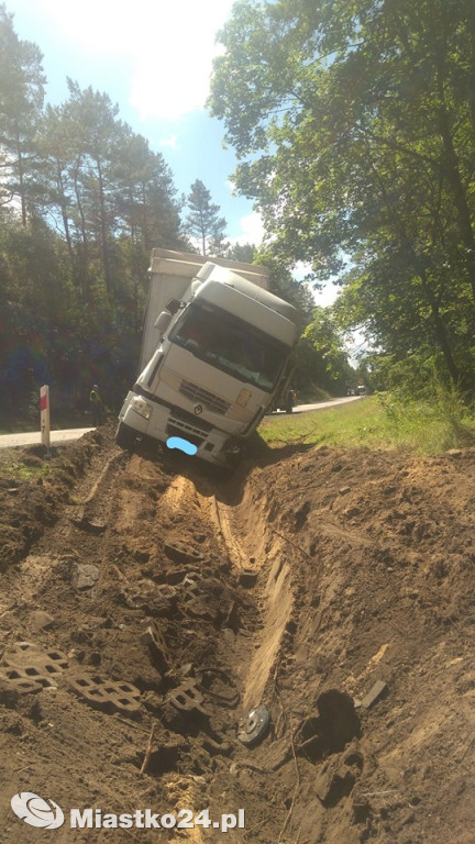 KOLOS w rowie. Wypadek ciężarówki na DK21