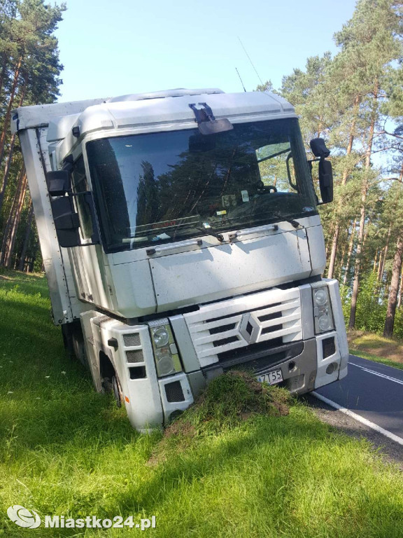 Zmęczony kierowca wjechał do rowu