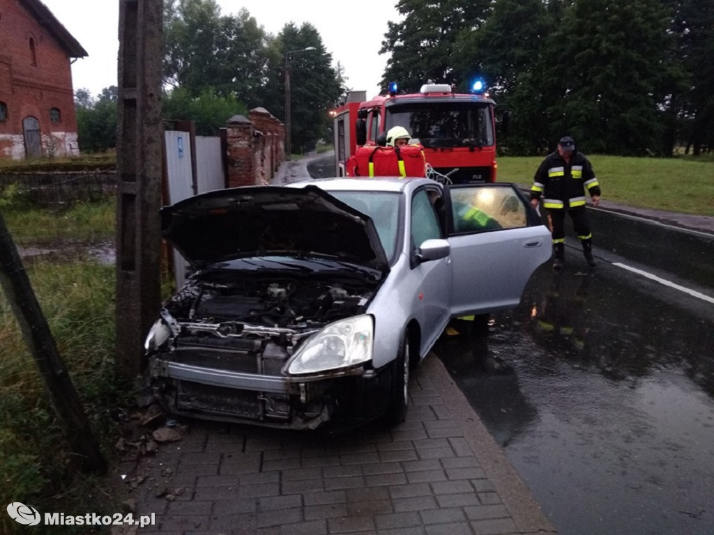 70-latek wjechał w mur, a dostawczak do rowu