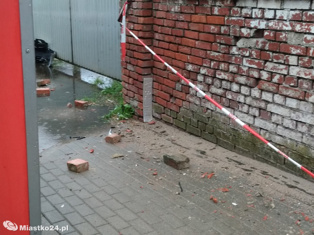 70-latek wjechał w mur, a dostawczak do rowu