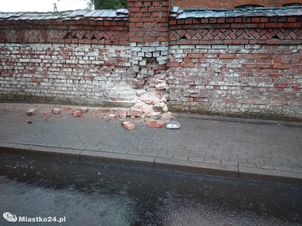70-latek wjechał w mur, a dostawczak do rowu