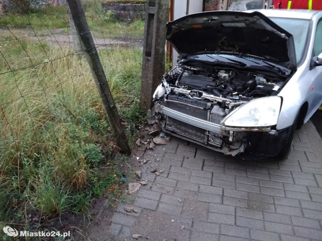70-latek wjechał w mur, a dostawczak do rowu
