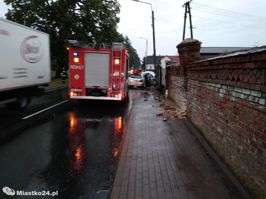 70-latek wjechał w mur, a dostawczak do rowu