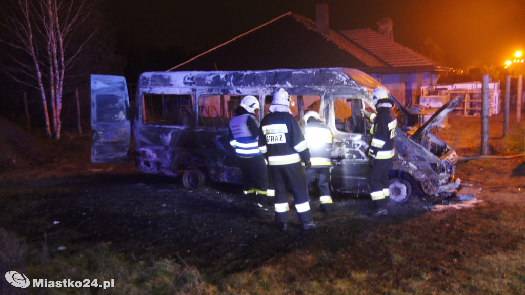 Pożar busa na ulicy Akacjowej w Białym Borze