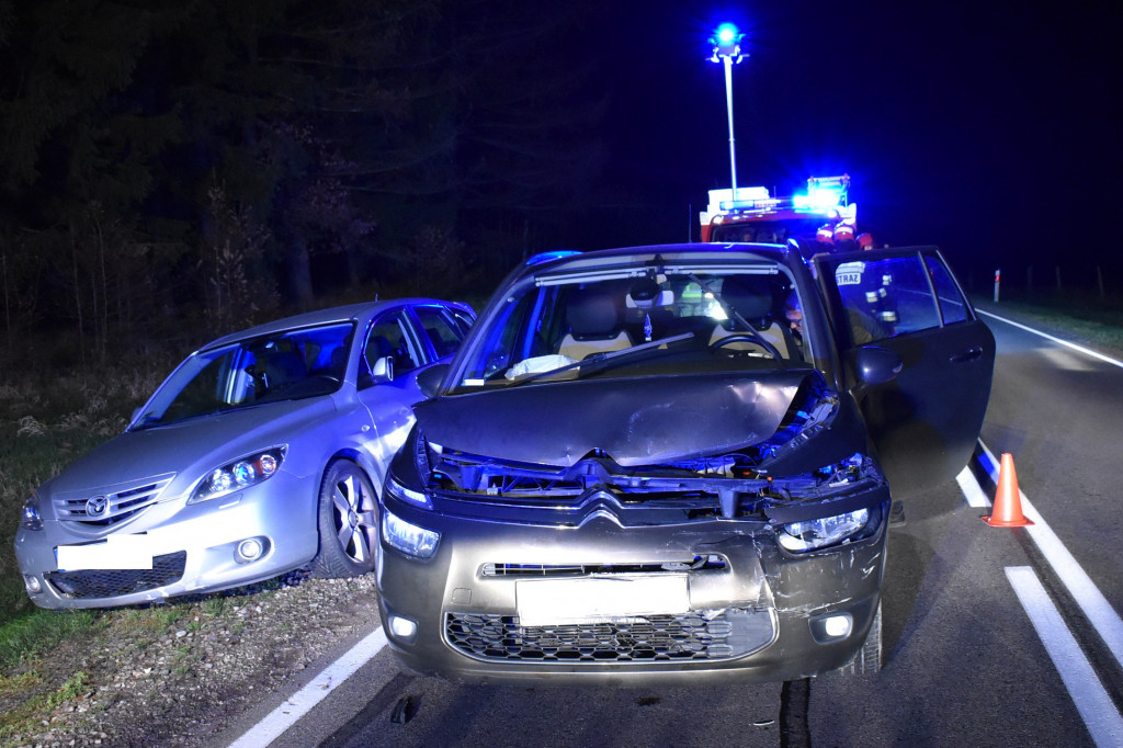 Sarna na drodze. Zderzenie 3 samochodów
